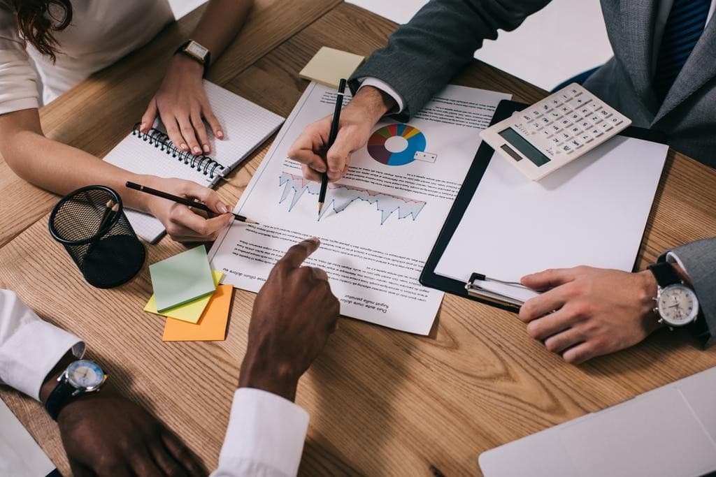 Equipo analizando datos y gráficos en una reunión de trabajo